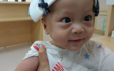 Vừa được cai máy thở oxy, bé 1 tuổi lại nghi mắc bệnh não úng thủy, phải sang Singapore chữa bệnh