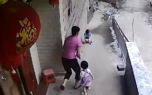 Bé gái 3 tuổi thả xe đẩy chở em lao dốc