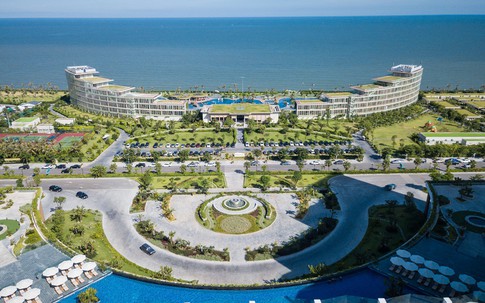 Du khách hào hứng khám phá hệ sinh thái bên bờ biển tại FLC Sầm Sơn