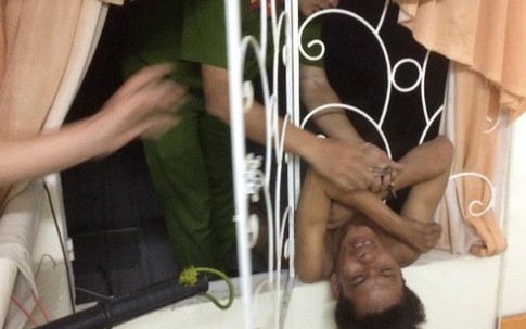 Tên trộm chui cửa sổ bị mắc kẹt, công an phải giải cứu lúc 3h sáng