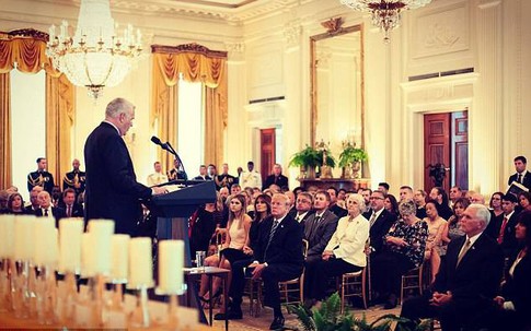 Bà Melania Trump tái xuất sau 25 ngày "mất tích" bí ẩn và đây là cách Tổng thống Mỹ bảo vệ vợ