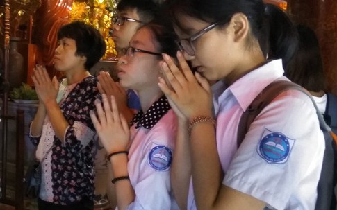 Hà Nội: Sĩ tử tấp nập đến Văn Miếu cầu may trước ngày thi lớp 10