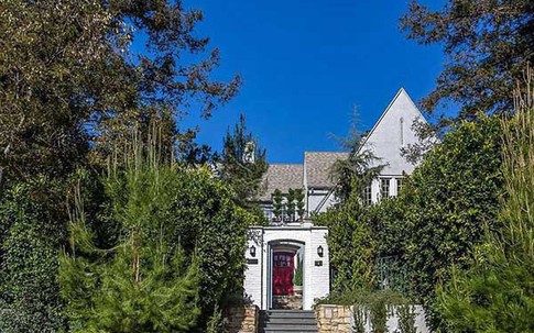 Căn nhà được xây giữa vườn cây xanh mát được mô tả như một "kiệt tác"