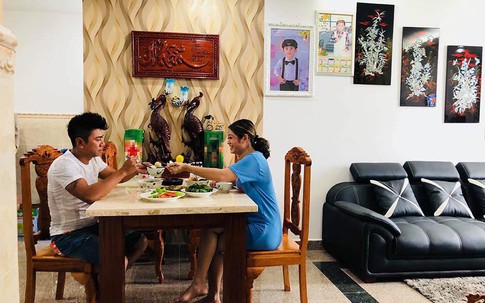Căn nhà đơn giản của nam ca sĩ đình đám một thời bỗng "mất tích" rồi đi làm thợ mộc