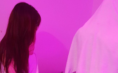 Nhiều nhân viên nữ trong tiệm massage kích dục cho khách