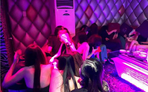 Đột kích karaoke 'mát mẻ', hơn 100 tiếp viên mặc hở hang tháo chạy