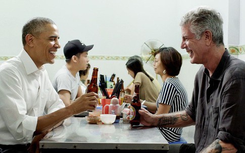 Ông Obama: 'Ghế nhựa thấp, bún tuy rẻ mà ngon và bia Hà Nội mát lạnh. Tôi sẽ nhớ về Tony như thế!'