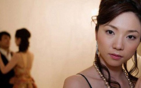 Điệp khúc "em không muốn làm kẻ thứ ba, nhưng lại không đành lòng rời xa" khiến người hờn kẻ giận
