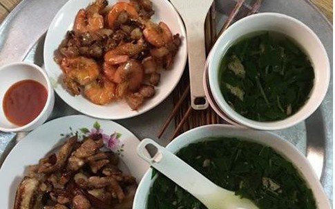 Vợ nấu cho bữa cơm tôm thịt đủ cả, chồng chỉ ăn một bát rồi buông lời 'cay đắng'