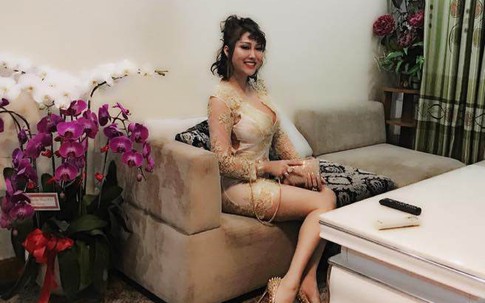 Phi Thanh Vân livestream khoe rèm cửa nhà 10 tỷ, nhưng ai cũng chú ý đến nội thất xa hoa