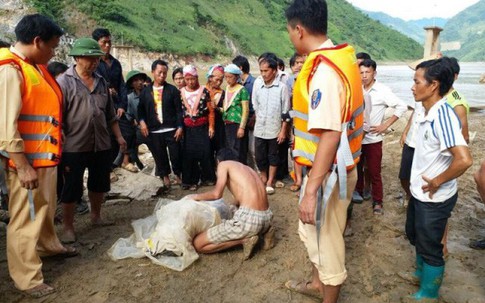 Vụ lật thuyền gỗ tự chế chở 10 người trên sông Đà: Tìm thấy thi thể con gái chủ đò