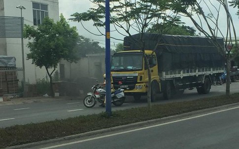 Bị CSGT chặn đầu xe, tài xế xe tải húc đổ xe cảnh sát rồi bỏ trốn