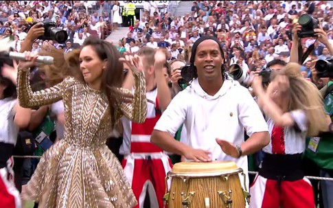 Ronaldinho chơi trống tại bế mạc World Cup khiến fan bóng đá nức lòng