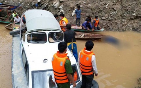 Tìm thấy 2 nạn nhân cuối cùng vụ lật thuyền gỗ tự chế chở 10 người trên sông Đà