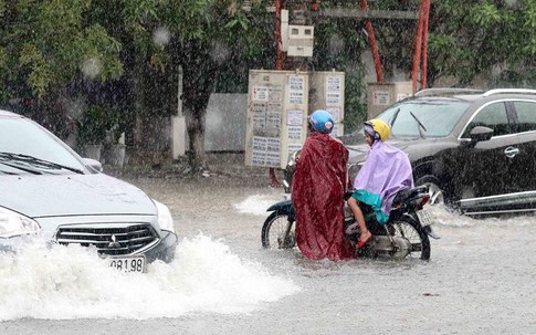 Áp thấp nhiệt đới “nối đuôi nhau” trên biển đông: Nguy cơ ngập úng  tại nhiều địa phương