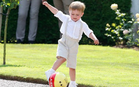 Hoàng tử nhí Thụy Điển chơi bóng trong tiệc sinh nhật mẹ