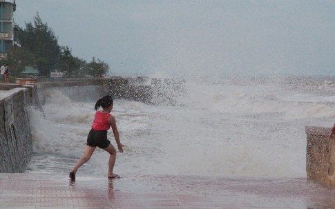 Bất chấp nguy hiểm, khách du lịch vẫn tắm biển Đồ Sơn dù bão số 3 sắp đổ bộ