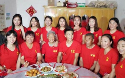 Chú rể Trung Quốc được 11 chị gái tài trợ cho toàn bộ đám cưới