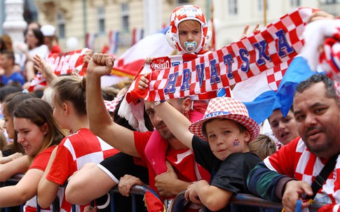 Tuyển Croatia dùng tiền thưởng World Cup cho trẻ em nghèo đi biển