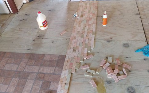 2 cô gái cắt dát giường gỗ thành từng miếng để "lát sàn nhà", nghe thấy lạ mà rồi ai cũng phải phục sát đất vì độ sáng tạo