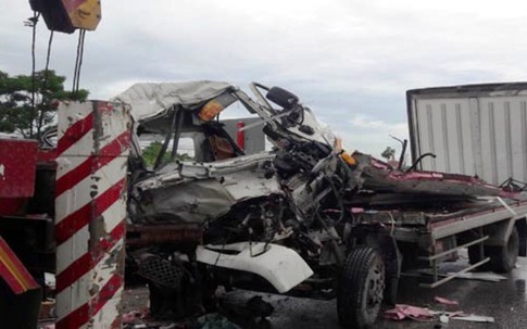 Nghệ An: Đâm vào đuôi xe đỗ bên đường, hai người trong xe tải thương vong