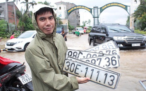 Dịch vụ mò biển số, chở người bằng xe bò "hốt" bạc triệu ngày mưa lũ