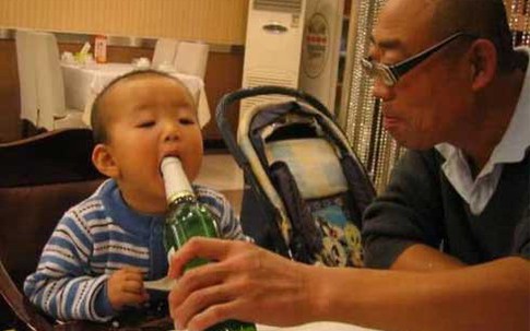 Ông nội cho cháu nhấp thử ngụm rượu, bác sĩ lắc đầu: "sa sút trí tuệ suốt đời"