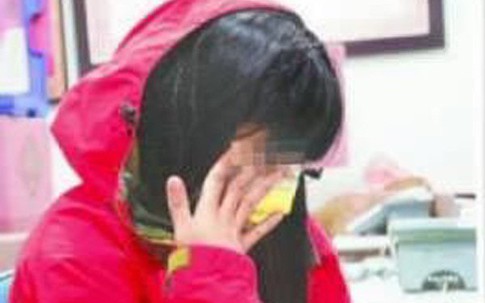 Bố mẹ ly hôn tranh chấp tài sản trên tòa, cô bé 15 tuổi bật khóc nói một câu khiến thẩm phán đau lòng