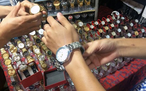 Lật tẩy chiêu trò 'gian thương' bán đồng hồ giả, giá hàng hiệu