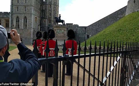 Cái kết đắng của nữ du khách khi cố tình "vượt rào", cản trở lính gác của Nữ hoàng bên ngoài lâu đài Windsor