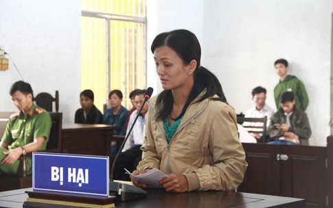 Người mẹ khóc cạn nước mắt tại phiên tòa xét xử kẻ sát hại con mình