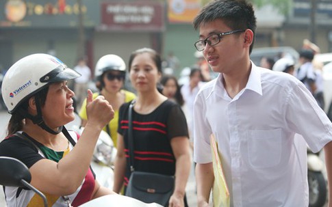 Phụ huynh Hà Nội nghỉ việc để tìm trường cho con vào lớp 10