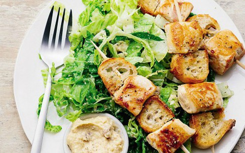 Cách làm gà xiên que giòn tan ăn kèm salad