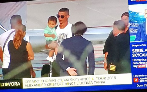Hình ảnh hiếm: Ronaldo bế con trai, được bảo vệ nghiêm ngặt khi đến Turin