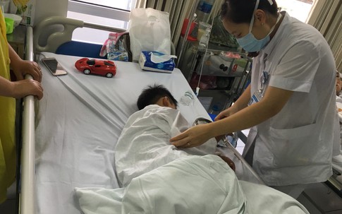 Hà Nội: Kinh hoàng chó nhà cắn đứt môi bé trai 7 tuổi