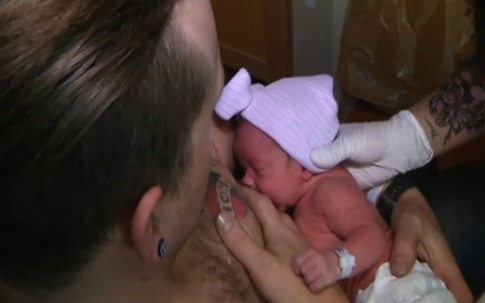 Vợ biến chứng khi sinh, chồng bế con cho bú thay