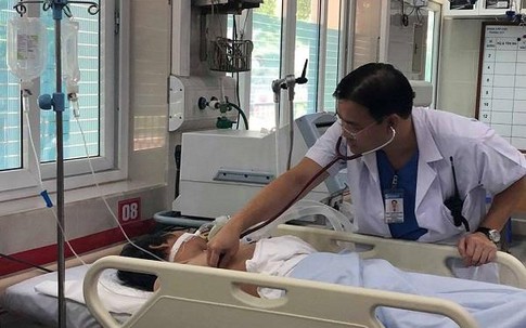 Hà Nội: Người đàn ông ngã gục trên đường giữa trưa nắng