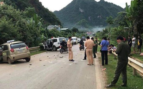 Xe cứu thương chở người đi cấp cứu va chạm với taxi khiến tài xế tử vong