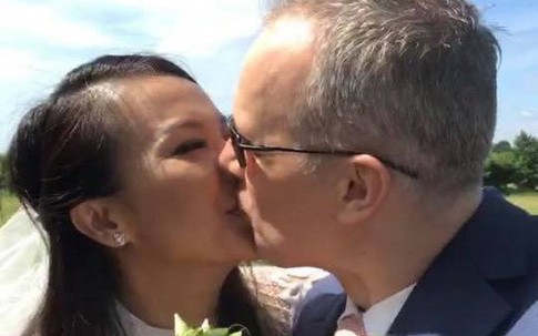Lý Thanh Thảo 'Mùi ngò gai' hôn đắm đuối chồng Tây trong lễ cưới ở Hà Lan