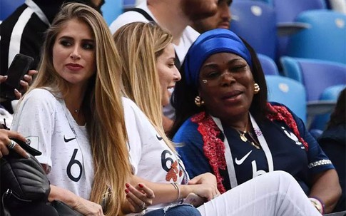 Pháp vào bán kết: Bạn gái Pogba ngồi gần 'mẹ chồng' cổ vũ người yêu