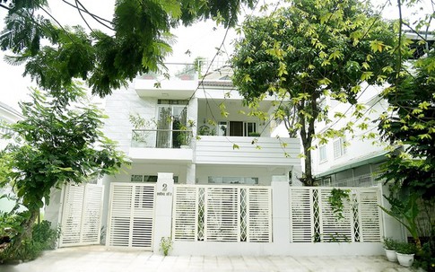 Biệt thự trắng tinh rợp sắc xanh hoa quả từ mặt đất lên ban công của Quyền Linh