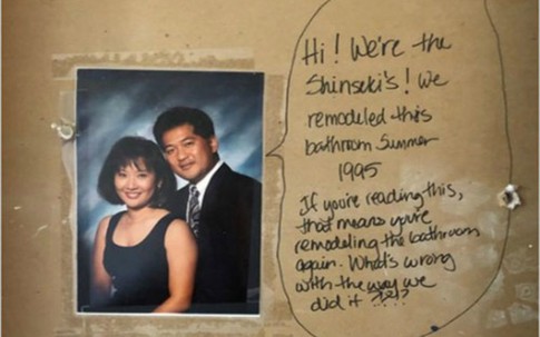 Sửa phòng tắm, cặp vợ chồng tìm được lời nhắn từ 23 năm trước
