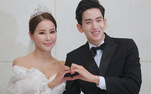 Ca sĩ U50 cưới chồng 29 tuổi: Mẹ cô dâu, chú rể đều xấu hổ