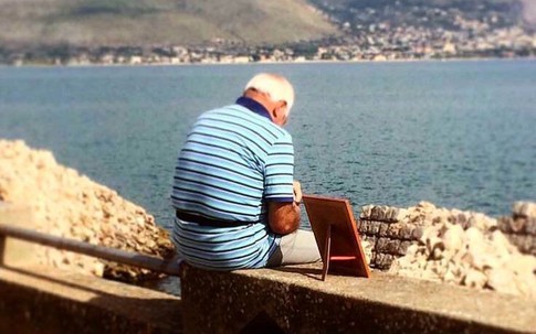 Khắc khoải về người vợ đã mất, cụ ông 72 tuổi ôm di ảnh ra biển vào mỗi sáng suốt nhiều năm liền