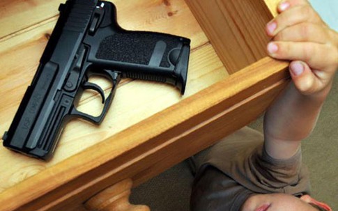 Giao con 2 tuổi cho bạn trông hộ, bố mẹ đau đớn khi thấy con chết tức tưởi trong nhà