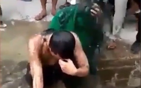 Cặp đôi ngoại tình ngồi im cho đám đông dội nước cống vào người