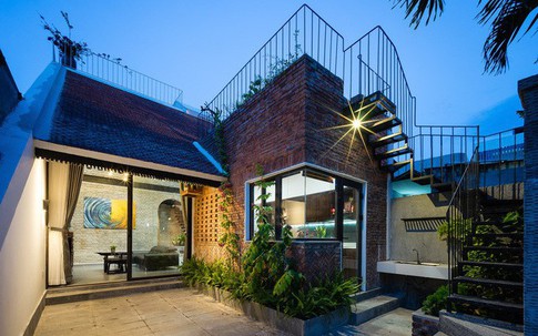 Ngôi nhà Đà Nẵng mới lạ dù dùng toàn nội thất cũ