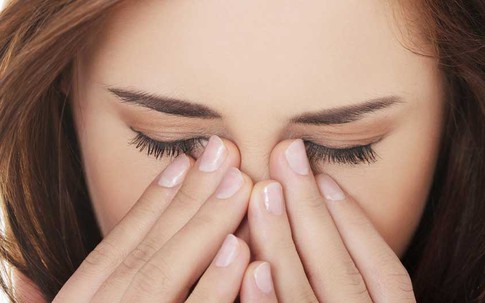 Tới gặp bác sĩ ngay nếu bạn bị đau mắt kèm theo những triệu chứng này