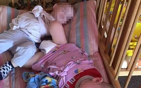 Nhà trẻ ở Nga bị điều tra vì trói chân tay trẻ vào cũi