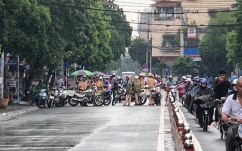 Khống chế tên cướp liều lĩnh lao vào ngân hàng cướp rồi đếm tiền tại chỗ